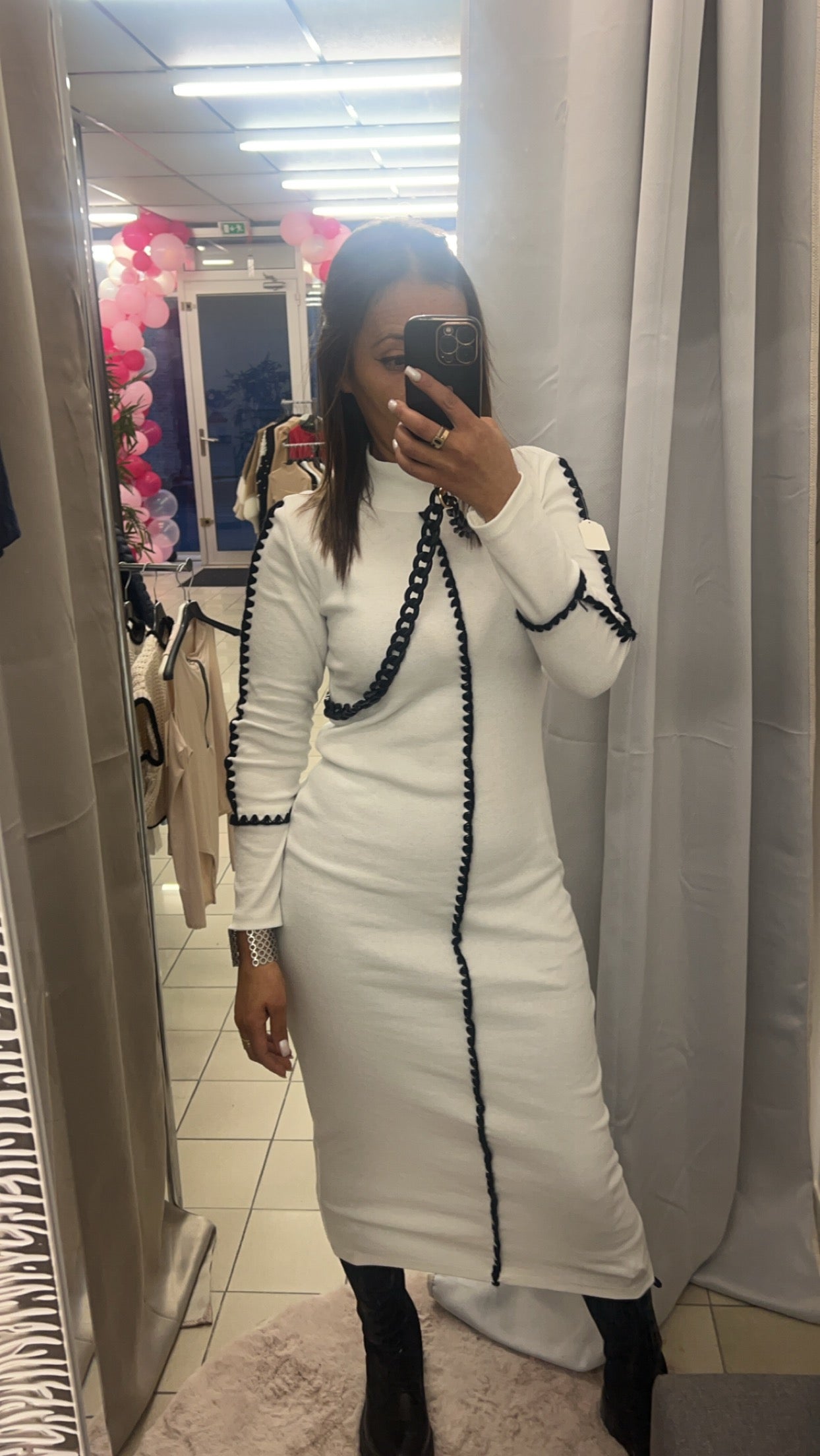 Robe longue avec liserée blanc ou noir